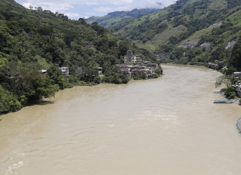 El caudal del Cauca disminuyó al 20 % de su promedio histórico tras el cierre de la segunda compuerta de captación de Hidroituango, realizado el pasado 5 de febrero. FOTO MANUEL SALDARRIAGA