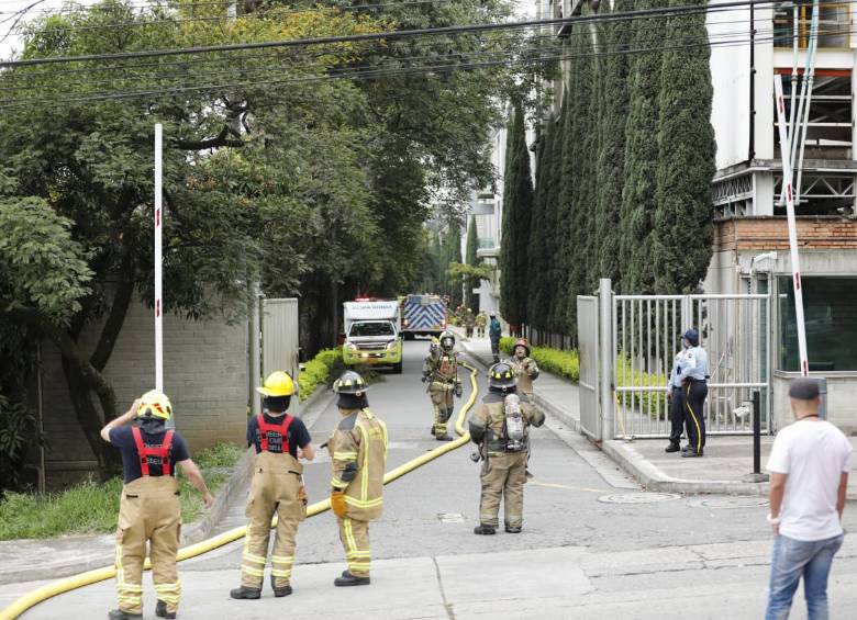 El Cuerpo de Bomberos de Medellín está en el búnker de la Fiscalía, del barrio Caribe, atendiendo la situación. FOTO CAMILO SUÁREZ.