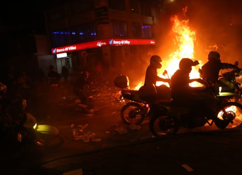 Los manifestantes prendieron fuego a por lo menos tres CAIs en el barrio Suba. FOTO: TOMADA DE TWITTER @itamaria83