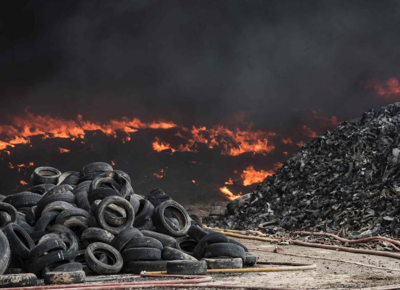 La montaña de neumáticos, de casi 100.000 toneladas, fue declarada ilegal desde 2009 y es la más grande de Europa. FOTO ap