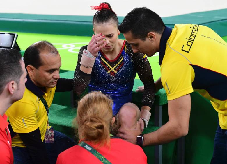 Momentos en la que los médicos de Río y los entrenadores atienden a la antioqueña Catalina Escobar, quien se lesionó en la rutina de piso en Juegos Olímpicos, durante la tercera división. FOTO afp