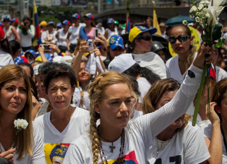 Antes de ir a la cárcel a visitar a Leopoldo López, Lilian Tintori (foto), participó en una marcha de protesta en Caracas. FOTO efe