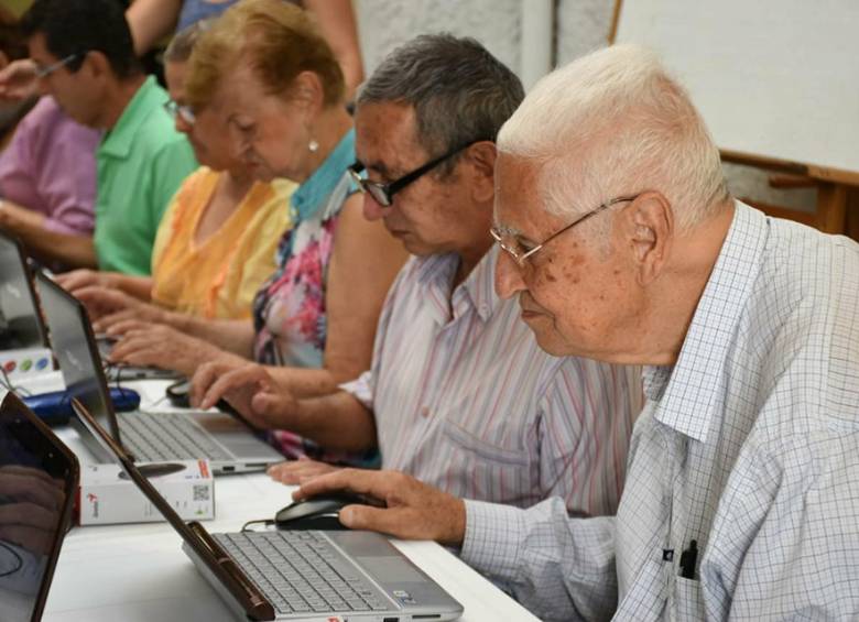 En primer plano, José Lopera, de 84 años, quien hace parte de un grupo de 22 adultos mayores que se capacitan en un curso de alfabetización digital de la Secretaría de Inclusión Social, Familia y Derechos Humanos. FOTO cortesía