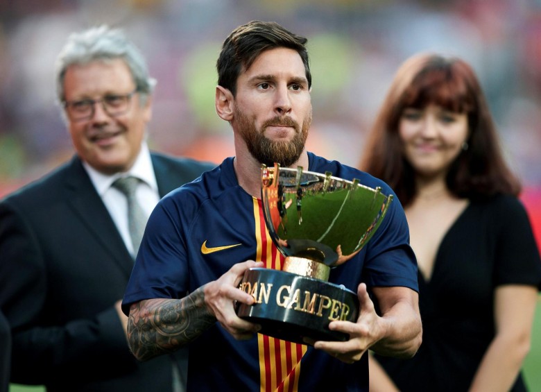 Lionel Messi, capitán del equipo blaugrana, recibe el Trofeo Joan Gamper. FOTO EFE