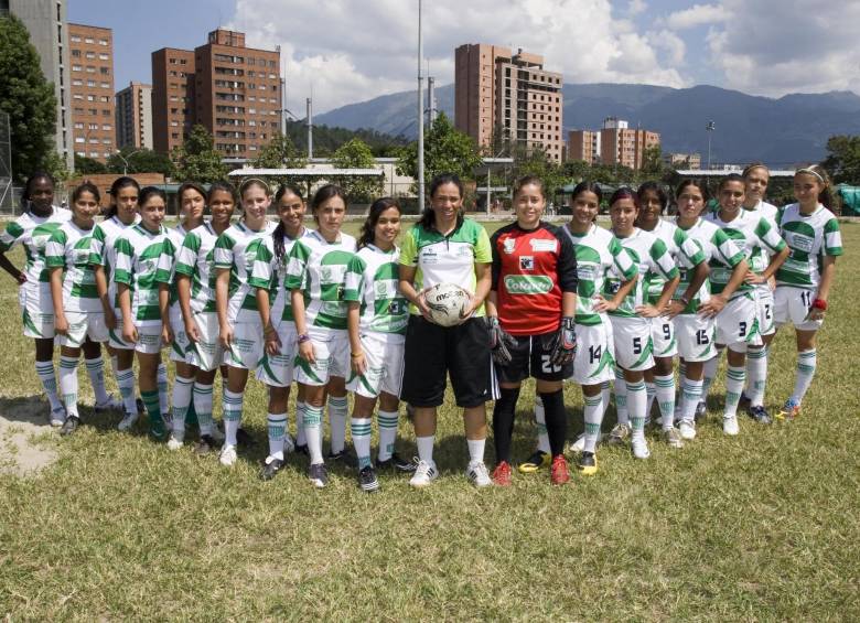 Liliana Zapata, con el equipo juvenil que estuvo en el torneo de la Dimayor. Otra camada en formación.