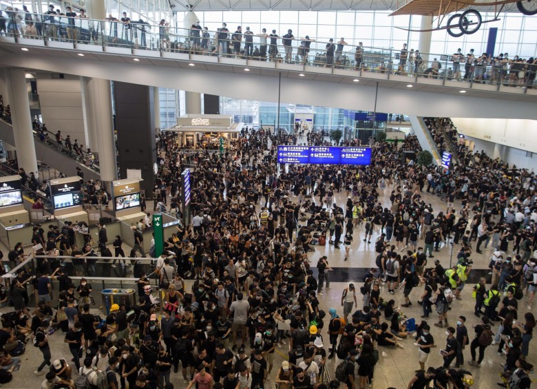 Las autoridades de Hong Kong cancelaron todos sus vuelos, después de que miles de manifestantes ocuparan la terminal del aeropuerto internacional de la ciudad por cuarto día consecutivo. Foto: EFE