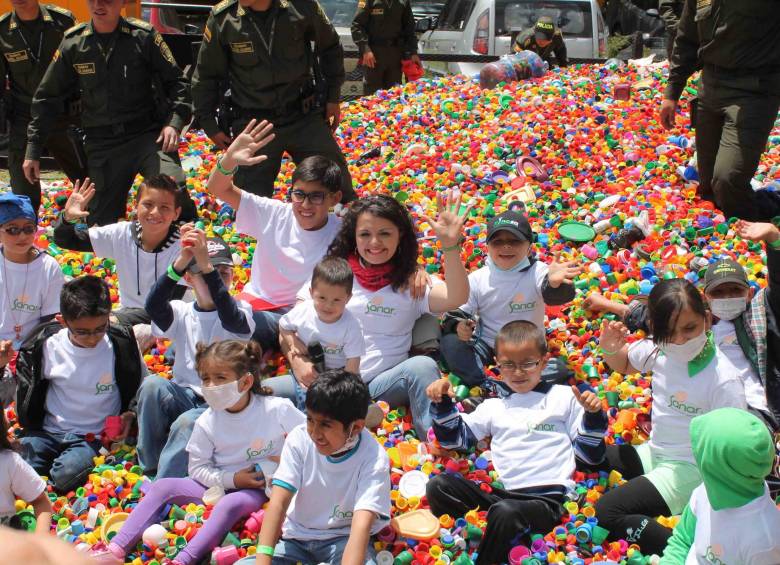 En el mes de octubre, la Fundación Sanar busca por tercera vez romper el Récord Mundial Guinness al mosaico hecho con tapas plásticas más grande del mundo, logro que consiguió la institución en los años 2013 y 2014. FOTO COLPRENSA