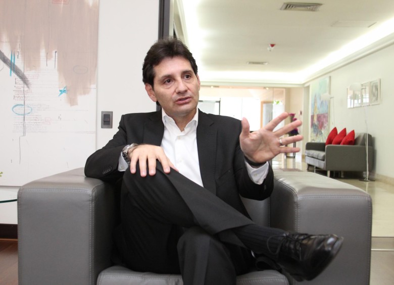 Mauricio Wandurraga, gerente general de BBVA Fiduciaria, detalló que el 90 % de los clientes que les llegan lo hacen por medio de la plataforma móvil. FOTO Cortesía BBVA