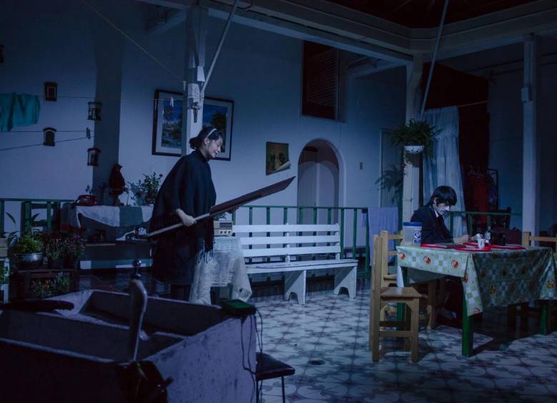 En escena están diez actores. En Medellín se presentan hoy a las 5:00 y 8:00 p.m. en CasaTeatro El Poblado, y el jueves a las 6:00 p.m. en el teatro Camilo Torres de la U. de A. FOTO cortesía