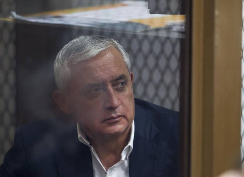 El juez Miguel Ángel Gálvez ordenó este lunes suspender la audiencia en la que se decidía si el exmandatario de Guatemala Otto Pérez Molina. FOTO AP