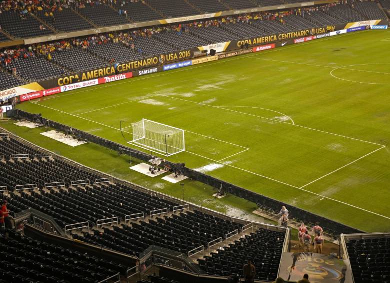 La lluvia anegó la cancha del Soldier Field de Chicago y tras la reanudación del juego fue evidente su condición. FOTO AFP