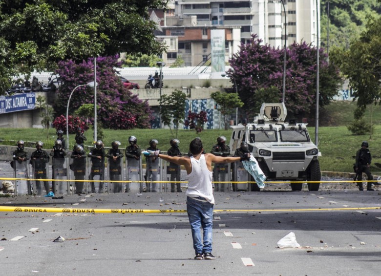 Protestas en Venezuela en 2017, las cuales contaron con una participación masiva de estudiantes. La respuesta estatal dejó 21 alumnos asesinados y 339 detenidos según Aula Abierta. FOTO efe