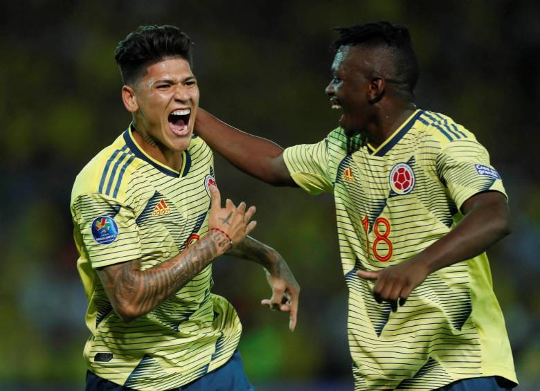El cartagenero Jorge Andrés Carrascal, uno de los más destacados de la Selección Colombia en el Preolímpico que entrega dos cupos a Tokio. Aquí celebra con Edwuin Cetré (18). FOTO efe 