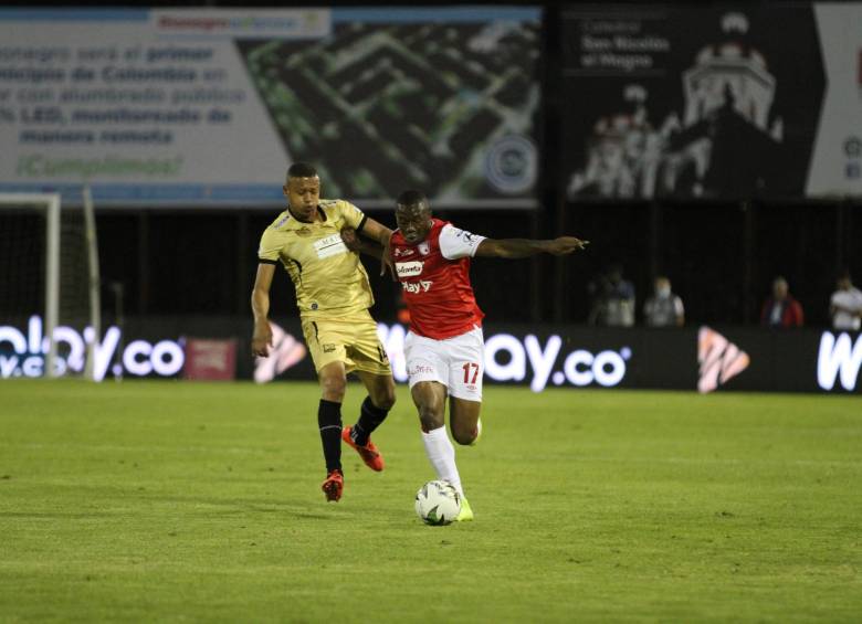 Intenso resultó el duelo de ayer entre Águilas y Santa Fe en el estadio Alberto Grisales, de Rionegro. FOTO colprensa