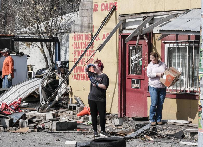 Habitantes de Nashville hurgan en los escombros tras el tornado. FOTO EFE