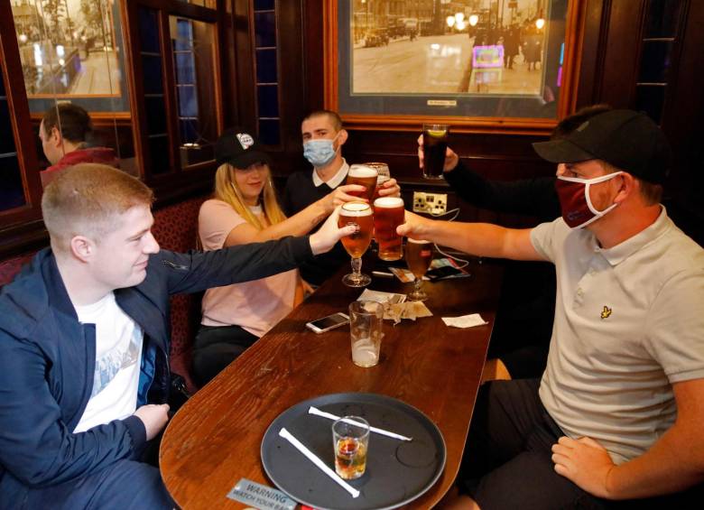 Así celebraron los británicos la reapertura de los pubs