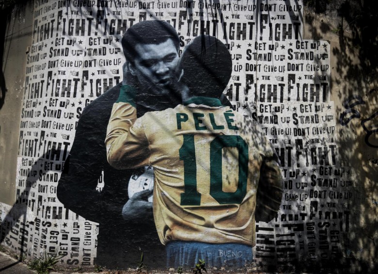 Fotografía de un mural de Pelé y Muhammad Ali del artista Luis Bueno hoy, en Sao Paulo (Brasil). FOTO EFE
