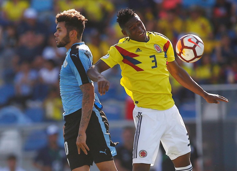 Andrés Reyes (Colombia) y Nicolas Schiapicsse (Uruguay) en el duelo que terminó 0-0. FOTO EFE