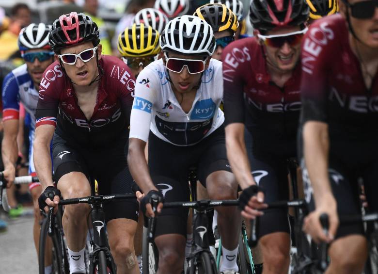 Egab arropado por sus compañeros del Ineos, entre ellos Geraint Thomas, a su espalda. Foto AFP