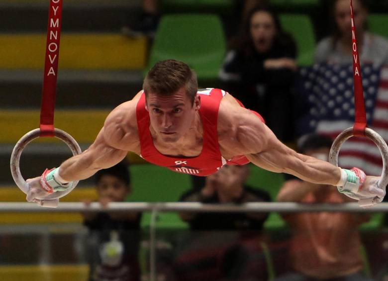 El gimnasta estadounidense Sam Mikulak fue el mejor en el concurso completo. Anoche ganó arzones y fue segundo en suelo detrás de Akash Modi que también venció en paralelas. FOTO EFE