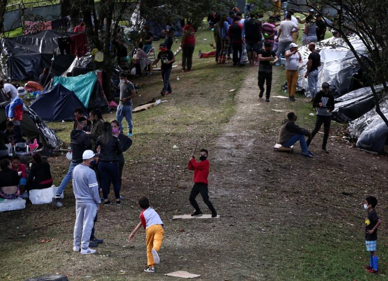 En ciudades como Cali y Bogotá, decenas de venezolanos han quedado varados y sin posibilidad de viajar a la frontera para volver a su país. FOTO COLPRENSA
