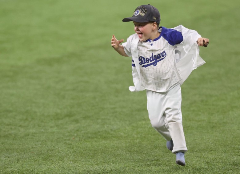 Charley, el hijo de Clayton Kershaw corre por el diamante de Arlington celebrando la victoria de los Dodgers. Foto AFP
