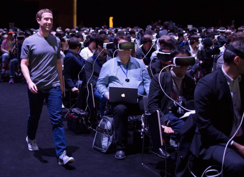 Mark Zuckerberg hizo una aparición sorpresa el año pasado en el MWC. Fue durante el evento principal de Samsung y habló sobre realidad virtual. FOTO AFP 