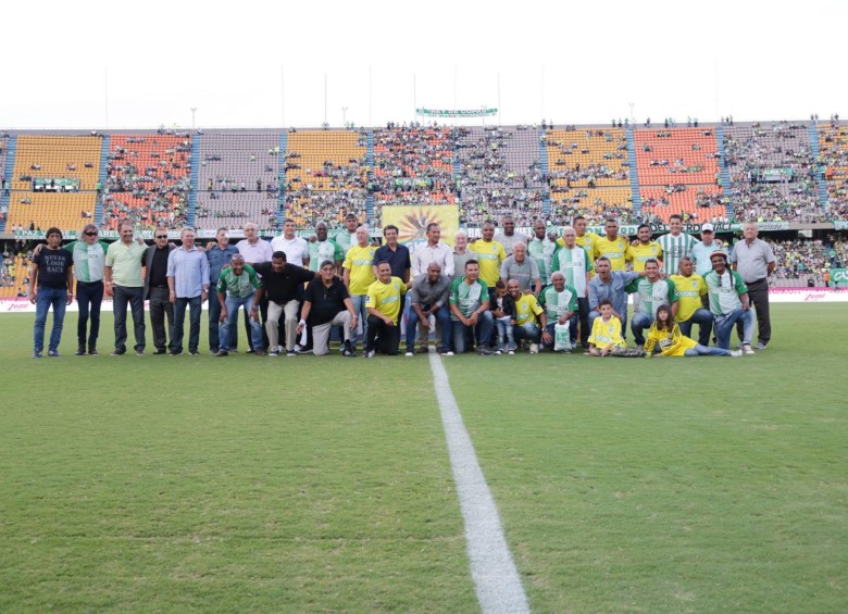 Exjugadores del equipo visitaron el Atanasio Girardot antes del partido Nacional vs. Once Caldas. FOTO CORTESÍA 
