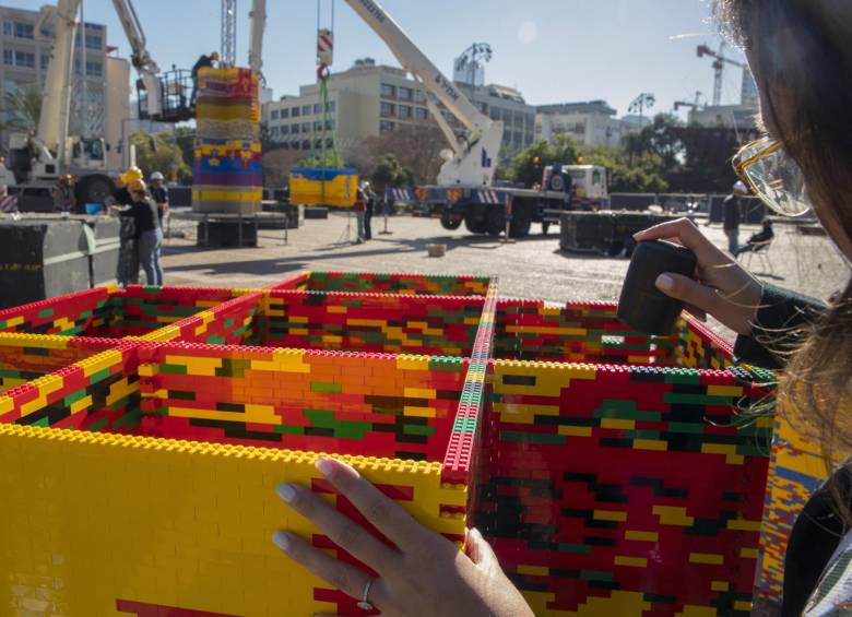 La torre fue levantada en secciones opuestas al edificio del municipio de Tel Aviv en la Plaza Rabin. FOTO: AFP