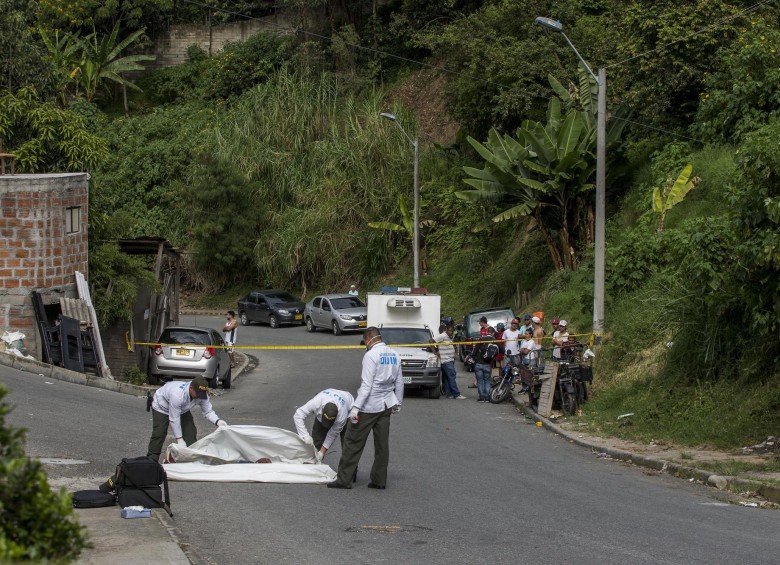 La imagen corresponde al levantamiento de un hombre asesinado en al sector La Colinita, barrio 20 de julio. FOTO ARCHIVO