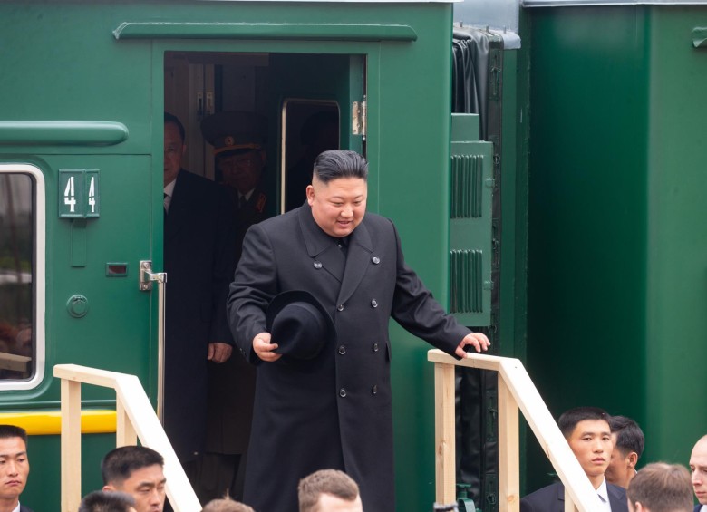 Kim Jong-un atravesó la frontera entre Corea del Norte y Rusia en tren para encontrarse con su homólogo Vladimir Putin en la ciudad portuaria de Vladivostok. Es su primera cumbre. FOTO AFP
