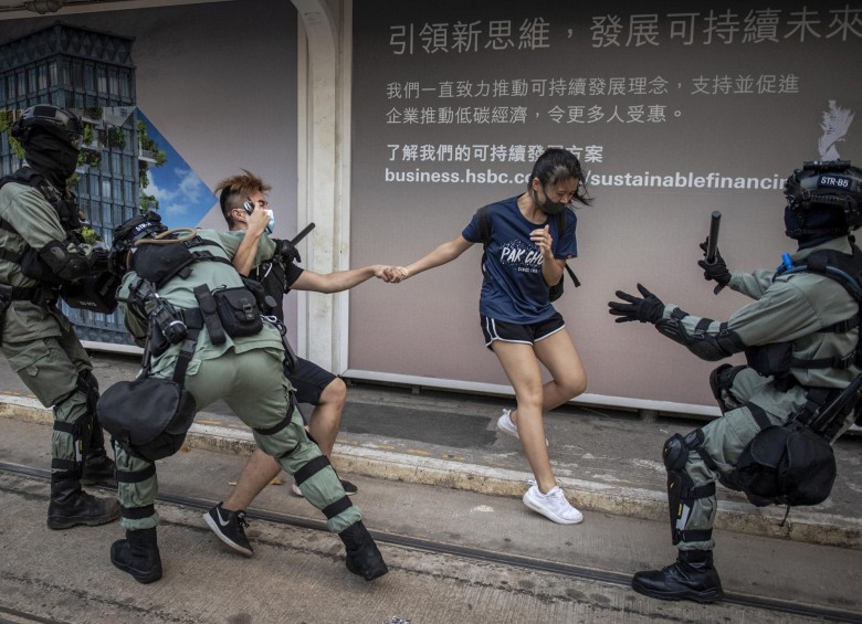 Los enfrentamientos entre la Policía y los manifestantes en Hong Kong se han recrudecido. El reporte más reciente registra la utilización de al menos 10.000 balas de goma. FOTO AFP