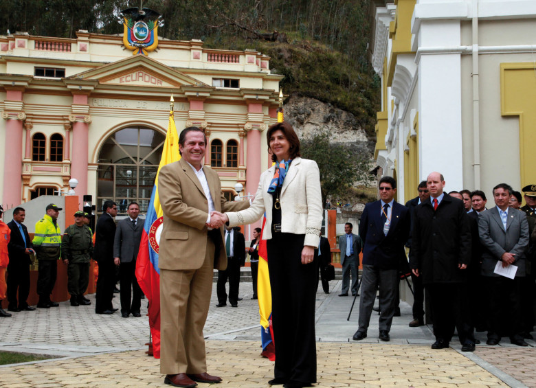 La canciller colombiana, María Ángela Holguín, con el actual ministro de Defensa de Ecuador, Ricardo Patiño. FOTO colprensa