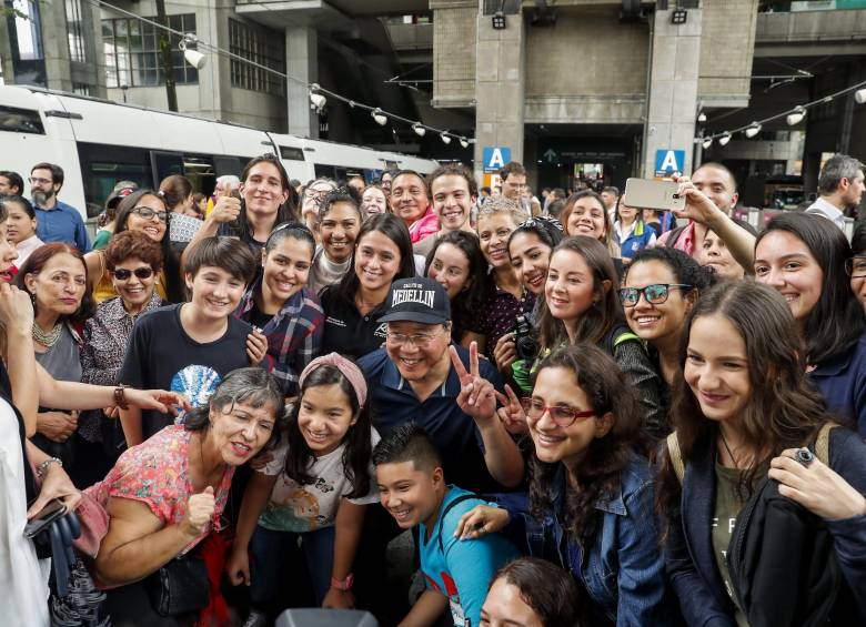 En cada una de sus intervenciones abiertas, el músico le dedicó varias palabras a los asistentes y no faltó una selfie grupal.Foto: Esteban Vanegas Londoño