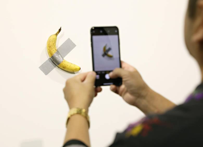 A principios de diciembre, en la feria Art Basel Miami 2019, la gente hacía fila para tomarse fotos con la banana. FOTO afp