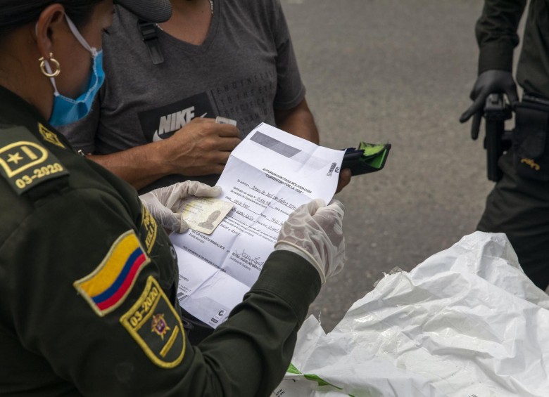 La Policía está realizando patrullajes en los municipios de Antioquia para verificar el cumplimiento de las medidas decretadas por la pandemia. FOTO EDWIN BUSTAMANTE