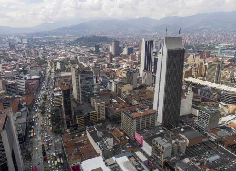 En la década de los 70, en el Centro de Medellín, se construyeron edificios como el Coltejer y la torre Café, con 36 pisos, y aunque apuntaba a que se superara esa altura en El Poblado (izq.), estas torres siguen siendo las más elevadas. FOTOS Esteban Vanegas