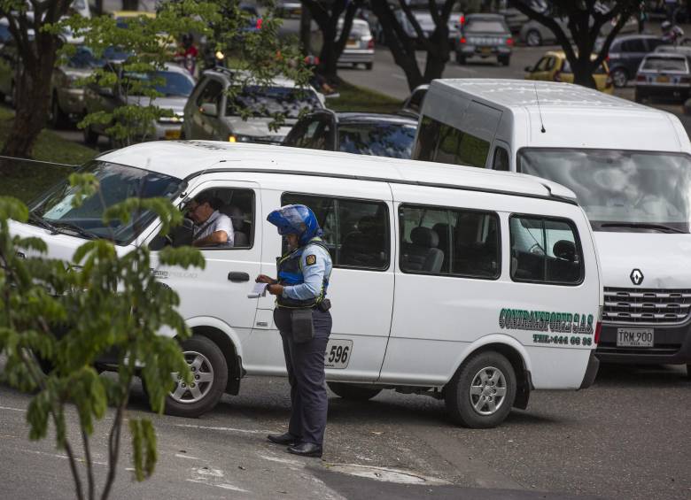 La Secretaría de Movilidad de Medellín incrementó los controles en las afueras de los colegios. La queja de conductores sancionados es que les hicieron exigencias, en especial de logos de los carros, aún sin salir una norma técnica. FOTO Archivo Edwin Bustamante
