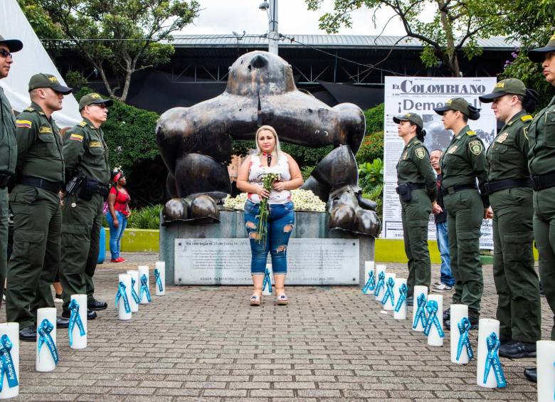 Después del acto de instalación de la placa, la ciudadanía se acercó a recordar el hecho que sacudió a Medellín hace 24 años en San Antonio. 