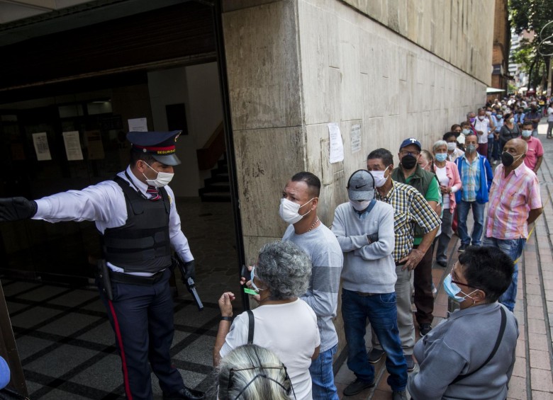 Personas en plena emergencia realizan las filas en los bancos para reclamar sus pensiones. Foto: Julio César Herrera