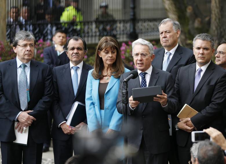 El presidente Santos se reunió con sus antecesores Pastrana y Uribe y con otros promotores del No para buscar solucion a la crisis. FOTOs AP Y Cortesía