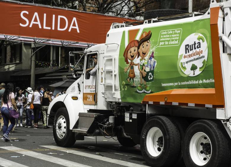 Este es uno de los dos vehículos de Emvarias que recolecta material reciclable durante la Feria. FOTO cortesía emvarias