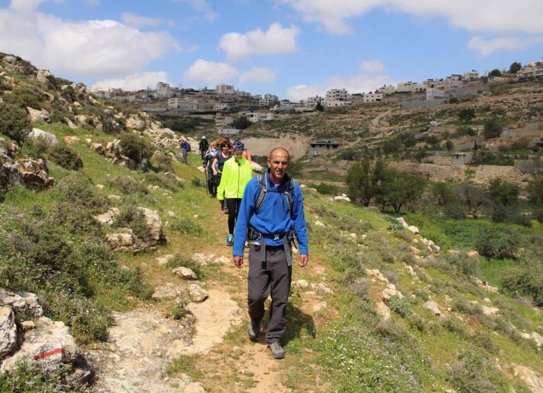 Los grupos de turistas son de unas 25 personas, como este que lleva por guía a Nidal Rishmawe. En la imagen, están en cercanías al pueblo Artas, de Cisjordania. Foto Efe.