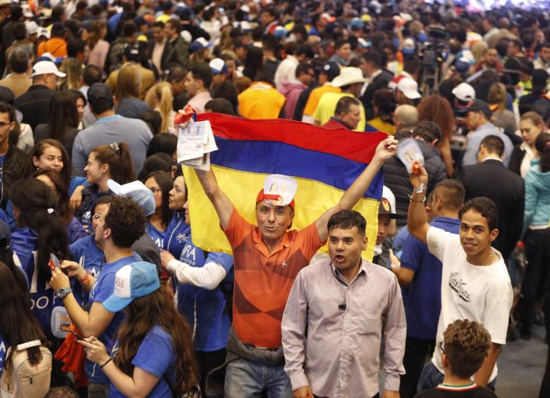 Asistentes a la celebración del triunfo que tuvo lugar en el Cubo de Colsubsidio en Bogotá. 