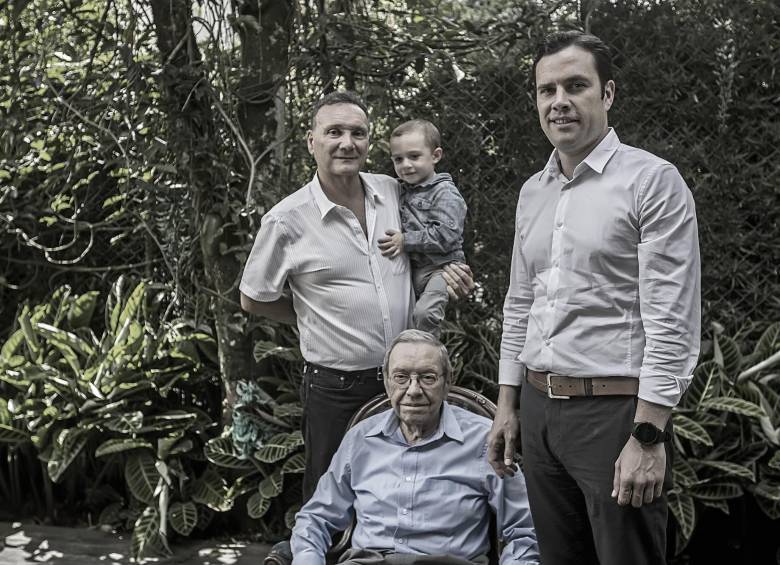 Los Duque: Carlos sostiene a su nieto Manuel. De pie los acompaña Sebastián y sentado el bisabuelo Jaime. Este no desaprovecha oportunidad de reunión familiar para recordarles que deben mantenerse unidos. Foto:Santiago Mesa