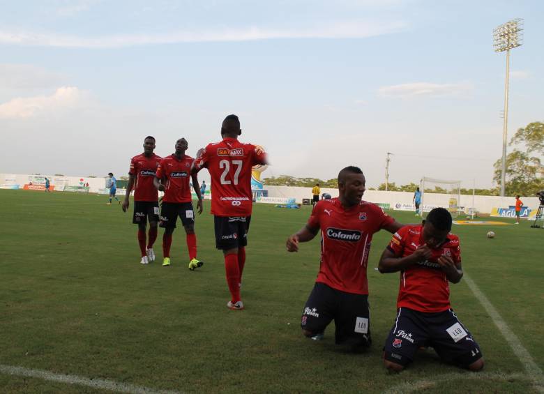 Didier Moreno y Fabio Burbano celebran el tanto del triunfo del Poderoso 1-2 ante Jaguares en Montería. FOTO colprensa
