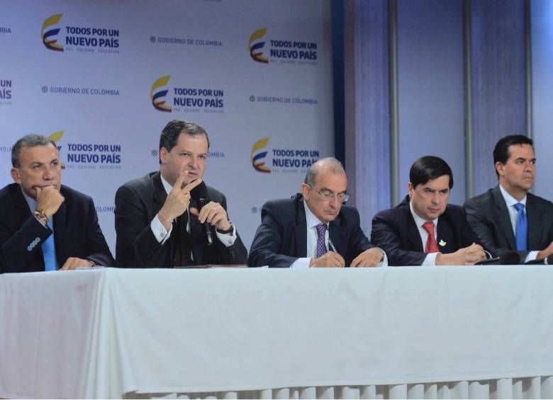 El Alto Comisionado para la Paz, Sergio Jaramillo, que también participó en la rueda de prensa, junto con De la Calle, los negociadores Frank Pearl y Roy Barreras, y el ministro del Interior, Juan Fernando Cristo. FOTO ALTO COMISIONADO