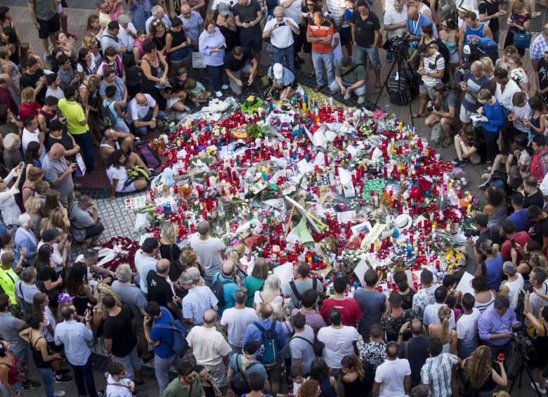 Varios memoriales se dispusieron a lo largo de los 500 metros que recorrió la furgoneta el jueves pasado por La Rambla de Barcelona. La población gritó al unísono que no tenía miedo y rechazó el terrorismo. FOTO efe