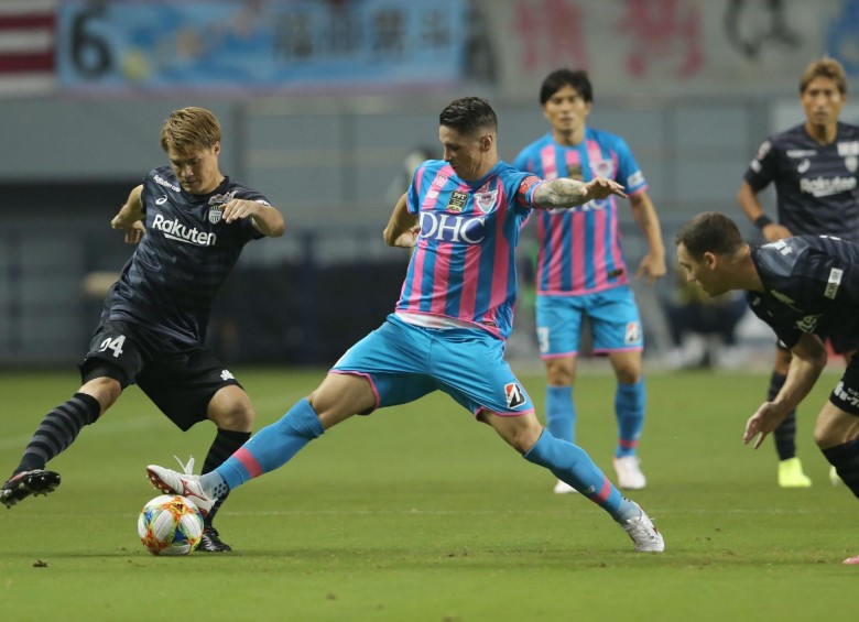 El jugador español de Sagan Tosu, Fernando Torres, lucha por el balón con Gotoku Sakai de Vissel Kobe durante el último partido de Torres en el partido de la J-League en Tosu, este viernes. FOTO AFP