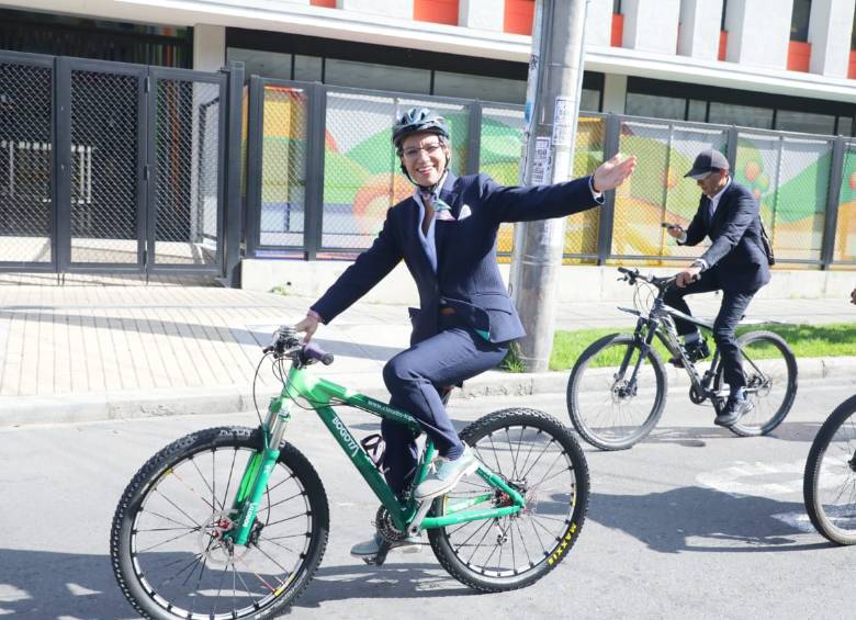 La nueva mandataria llegó cerca de la diez de la mañana del primero de enero en bicicleta. Foto: Cortesía